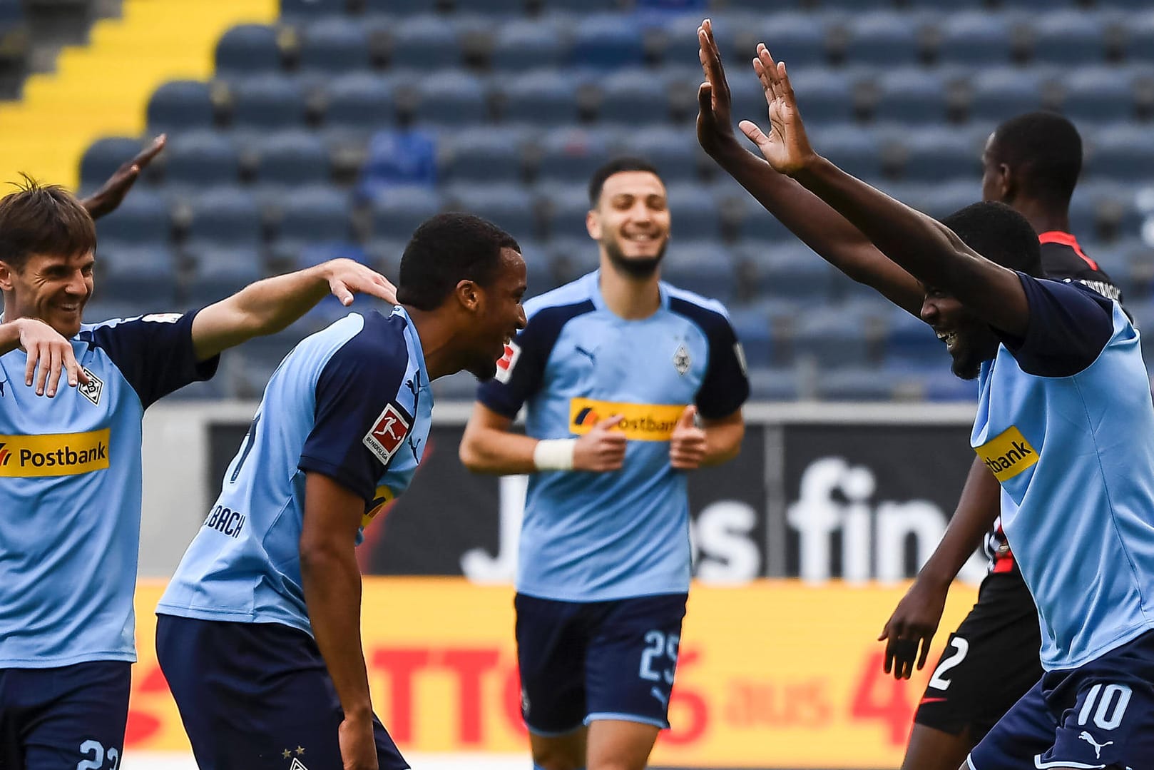 Jubeln mit Abstand: Gladbachs Alassane Pléa jubelt mit Marcus Thuram, dem Torschützen zum 2:0 in Frankfurt.