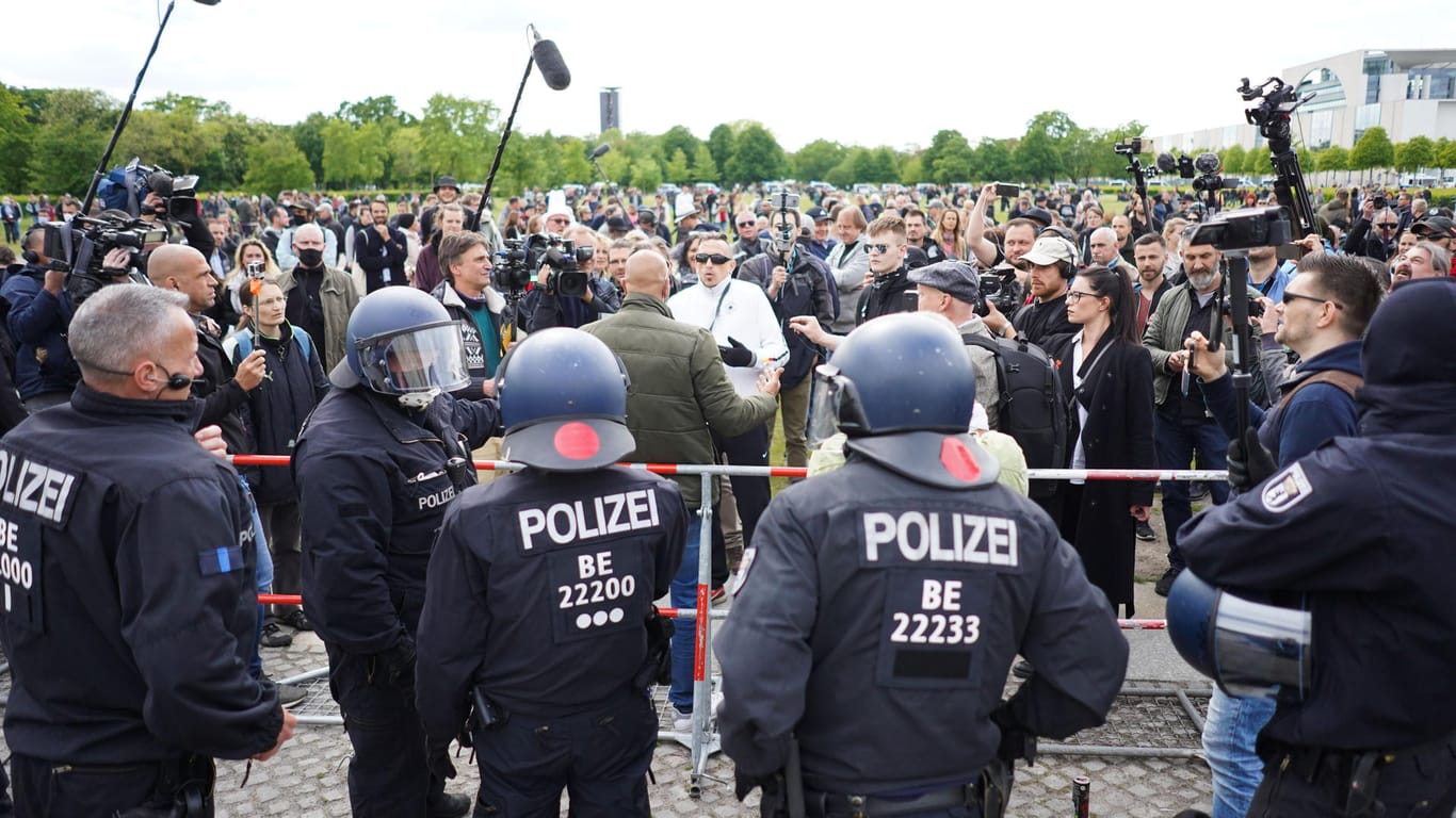 Durch eine Absperrung getrennt stehen Polizeibeamte vor dem Berliner Reichstag einer größeren Zahl von Demonstranten gegenüber: In vielen Städten in ganz Deutschland sind am Samstag erneut Tausende Menschen gegen die Corona-Maßnahmen auf die Straße gegangen.