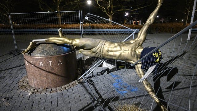 Die Statue des schwedischen Stürmerstars Zlatan Ibrahimovic wurde schon oft demoliert.