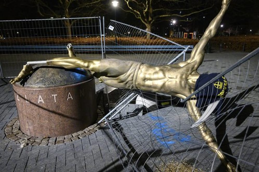 Die Statue des schwedischen Stürmerstars Zlatan Ibrahimovic wurde schon oft demoliert.
