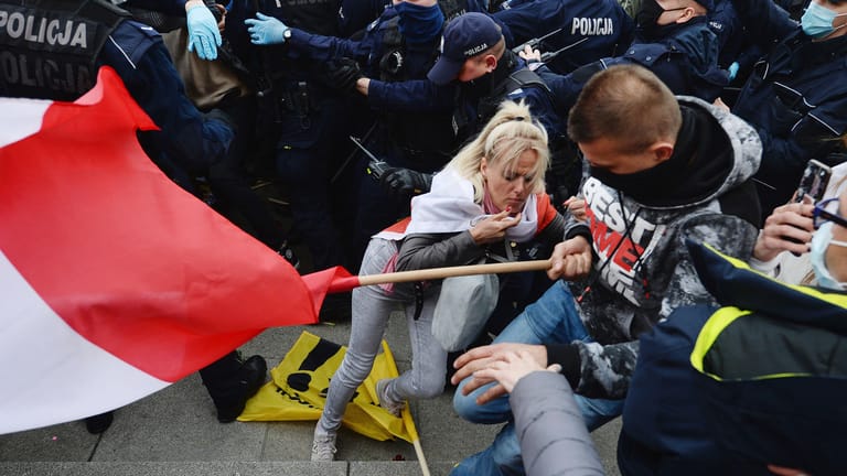 Die Polizei stößt im polnischen Warschau mit Demonstranten zusammen, die ein Ende der wirtschaftlichen Restriktionen aufgrund der Corona-Pandemie fordern.