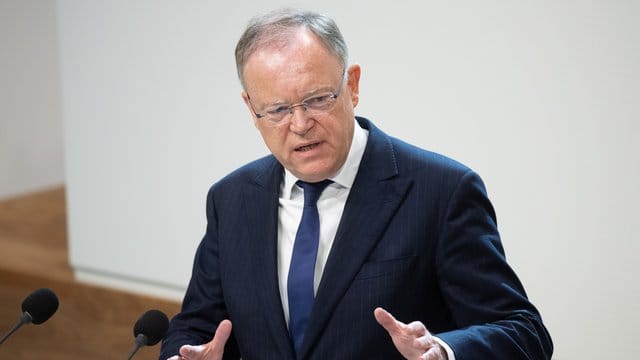 Stephan Weil (SPD), Ministerpräsident Niedersachsen, wünscht sich nach dem Sommer wieder Fans in den Stadien. Stephan Weil (SPD), Ministerpräsident Niedersachsen, wünscht sich nach dem Sommer wieder Fans in den Stadien.