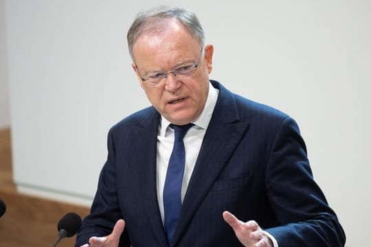 Stephan Weil (SPD), Ministerpräsident Niedersachsen, wünscht sich nach dem Sommer wieder Fans in den Stadien.