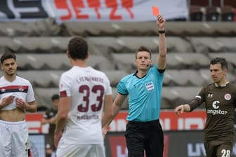 Der Schiedsrichter zeigt Nürnbergs Torwart die Rote Karte