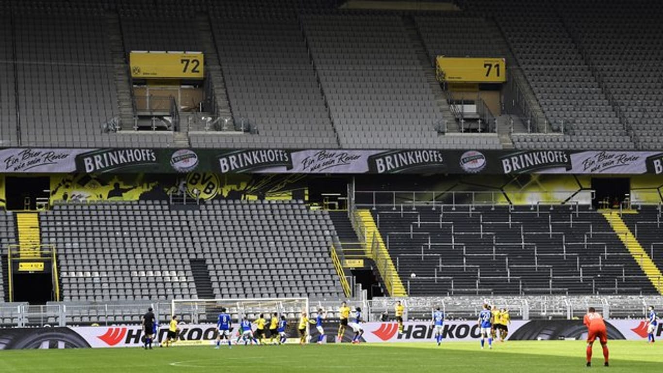 Gespenstisch: Leere Ränge beim Revierderby zwischen Borussia Dortmund und Schalke 04.