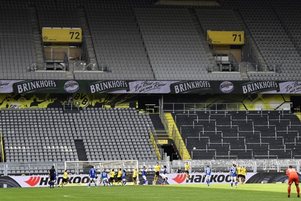Gespenstisch: Leere Ränge beim Revierderby zwischen Borussia Dortmund und Schalke 04.