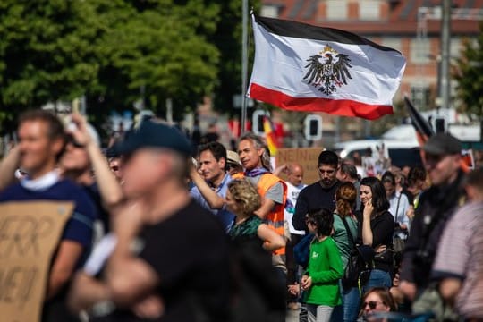 Momentaufnahme einer Protestkundgebung auf dem Cannstatter Wasen.