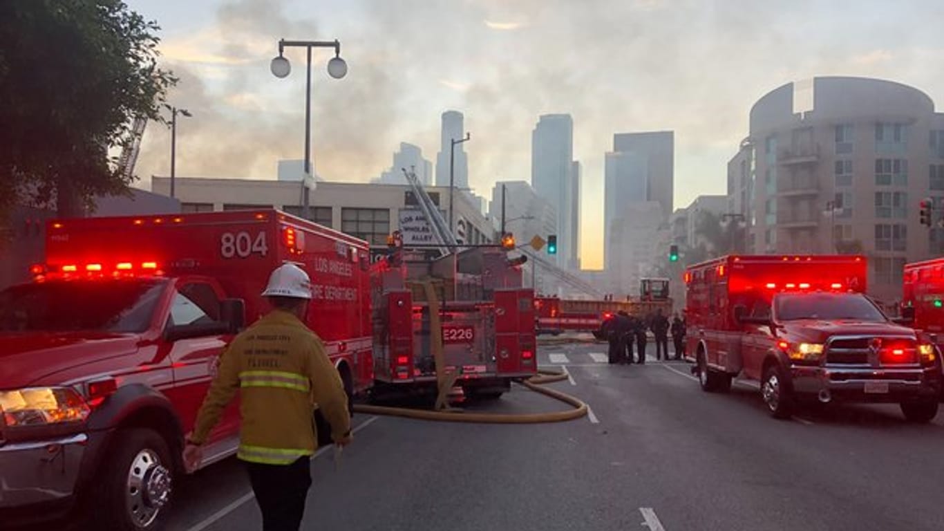 Beim Löschen eines Großbrandes in Los Angeles sind am Samstagabend (Ortszeit) mehrere Feuerwehrleute verletzt worden.