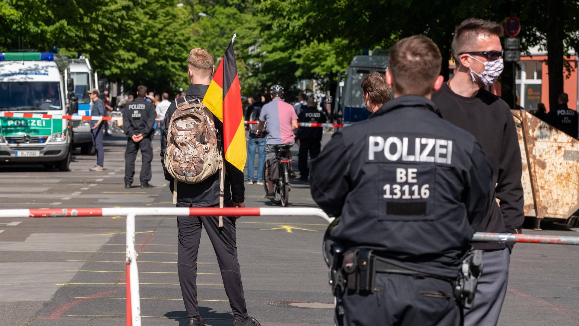 Polizisten und Demonstranten am Rande eines Protests gegen die Corona-Politik: Auch Rechte und Rechtsextreme mischen sich unter die Demonstranten.