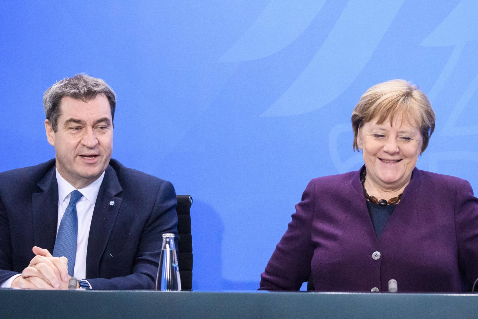 CSU-Parteichef Markus Söder und Bundeskanzlerin Angela Merkel: In der aktuellen Umfrage bauen CDU und CSU ihren Vorsprung leicht aus. (Archivbild)