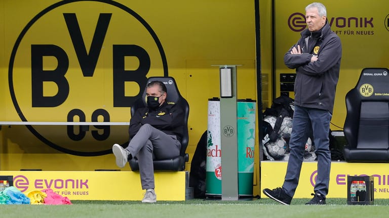 BVB-Manager Zorc (li.) und Trainer Favre während des Revierderbys am Samstag: Die Beteiligten am Spielrand müssen Sicherheitsabstand halten.