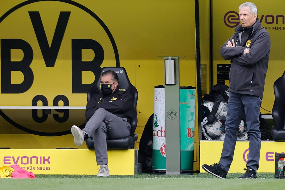 BVB-Manager Zorc (li.) und Trainer Favre während des Revierderbys am Samstag: Die Beteiligten am Spielrand müssen Sicherheitsabstand halten.