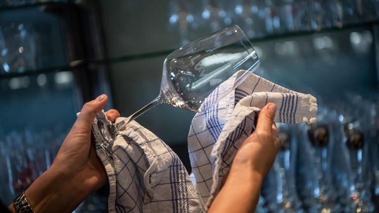 Gläser werden an der Bar eines Restaurants poliert: Ab dem 18. Mai sind Restaurantbesuche in allen Bundesländern wieder möglich – bis auf wenige Ausnahmen.