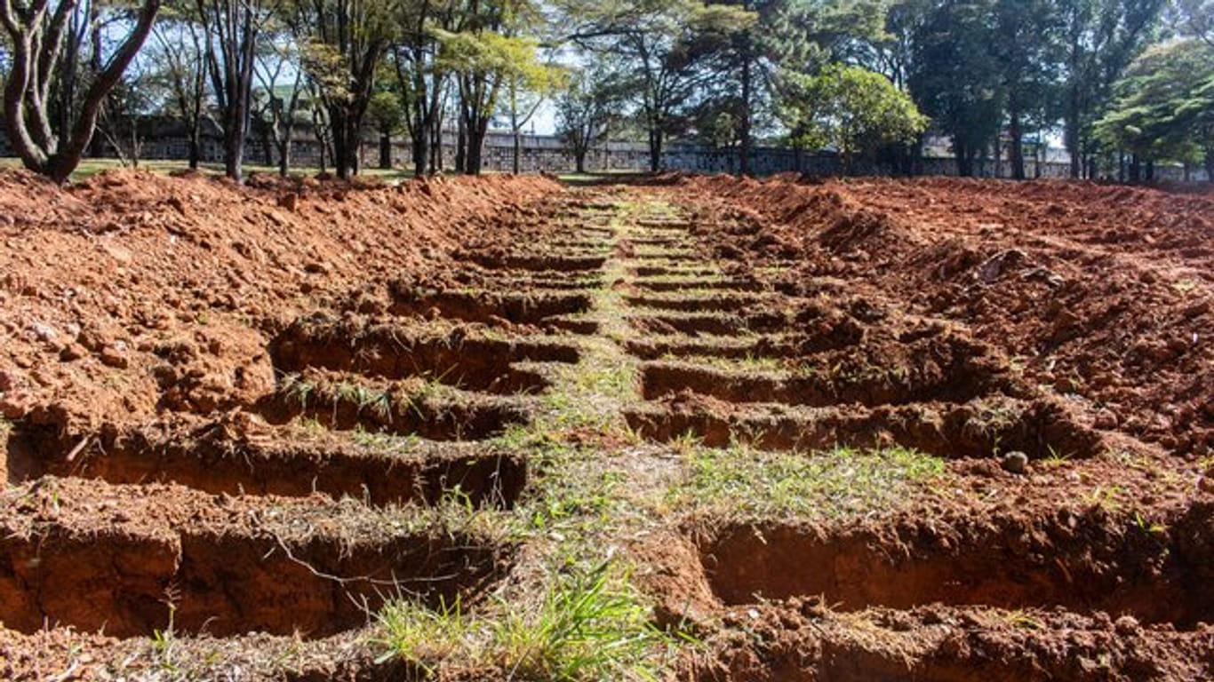 Neu ausgehobene Gräber auf dem Friedhof von Vila Formosa in São Paulo.