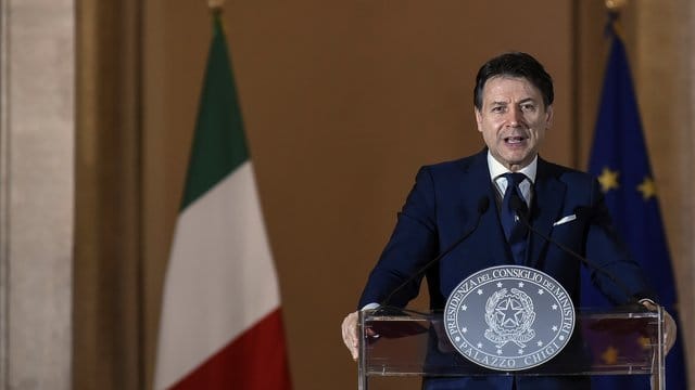 Giuseppe Conte ist der Ministerpräsident von Italien.