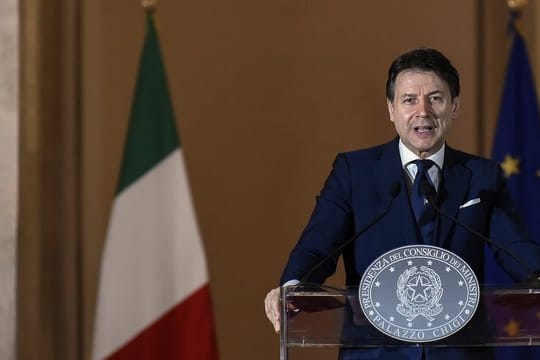 Giuseppe Conte ist der Ministerpräsident von Italien.