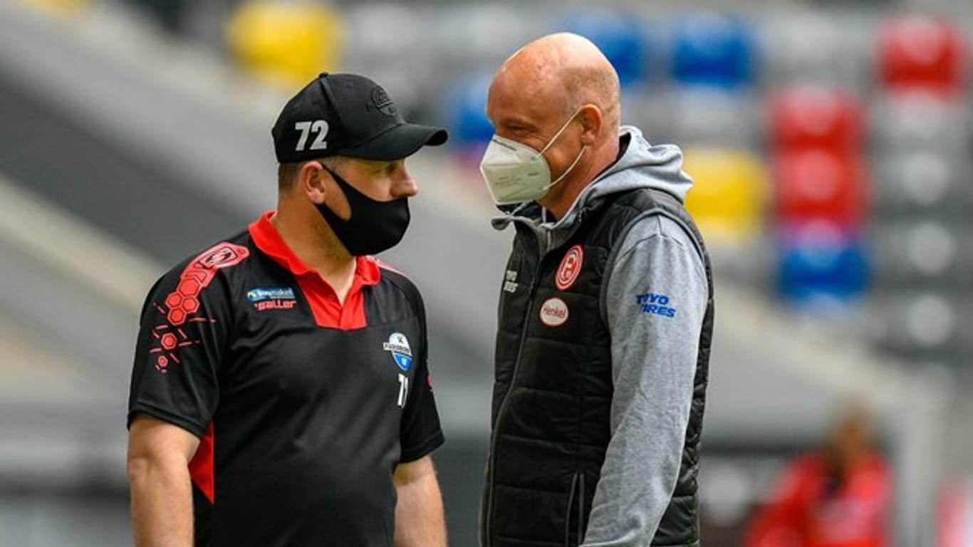 Paderborns Trainer Steffen Baumgart (l) und sein Düsseldorfer Kollege Uwe Rösler im Gespräch.