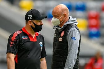 Paderborns Trainer Steffen Baumgart (l) und sein Düsseldorfer Kollege Uwe Rösler im Gespräch.