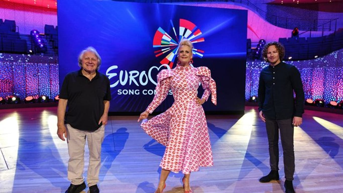 Kommentator Peter Urban (l-r), Moderatorin Barbara Schöneberger und Sänger Michael Schulte in der ARD-Show "Eurovision Song Contest 2020 - das deutsche Finale".