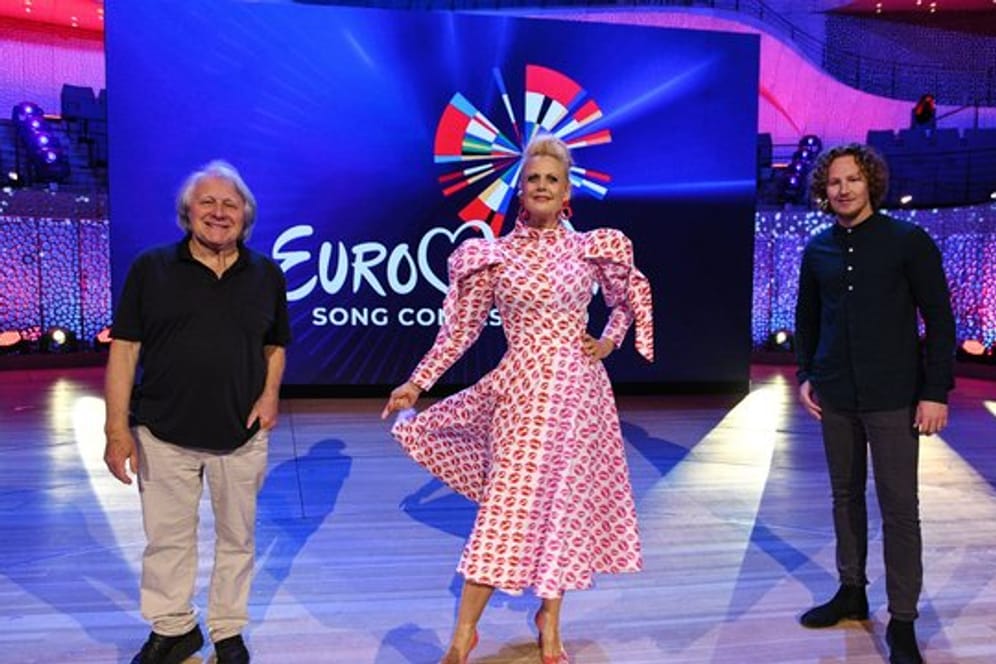 Kommentator Peter Urban (l-r), Moderatorin Barbara Schöneberger und Sänger Michael Schulte in der ARD-Show "Eurovision Song Contest 2020 - das deutsche Finale".