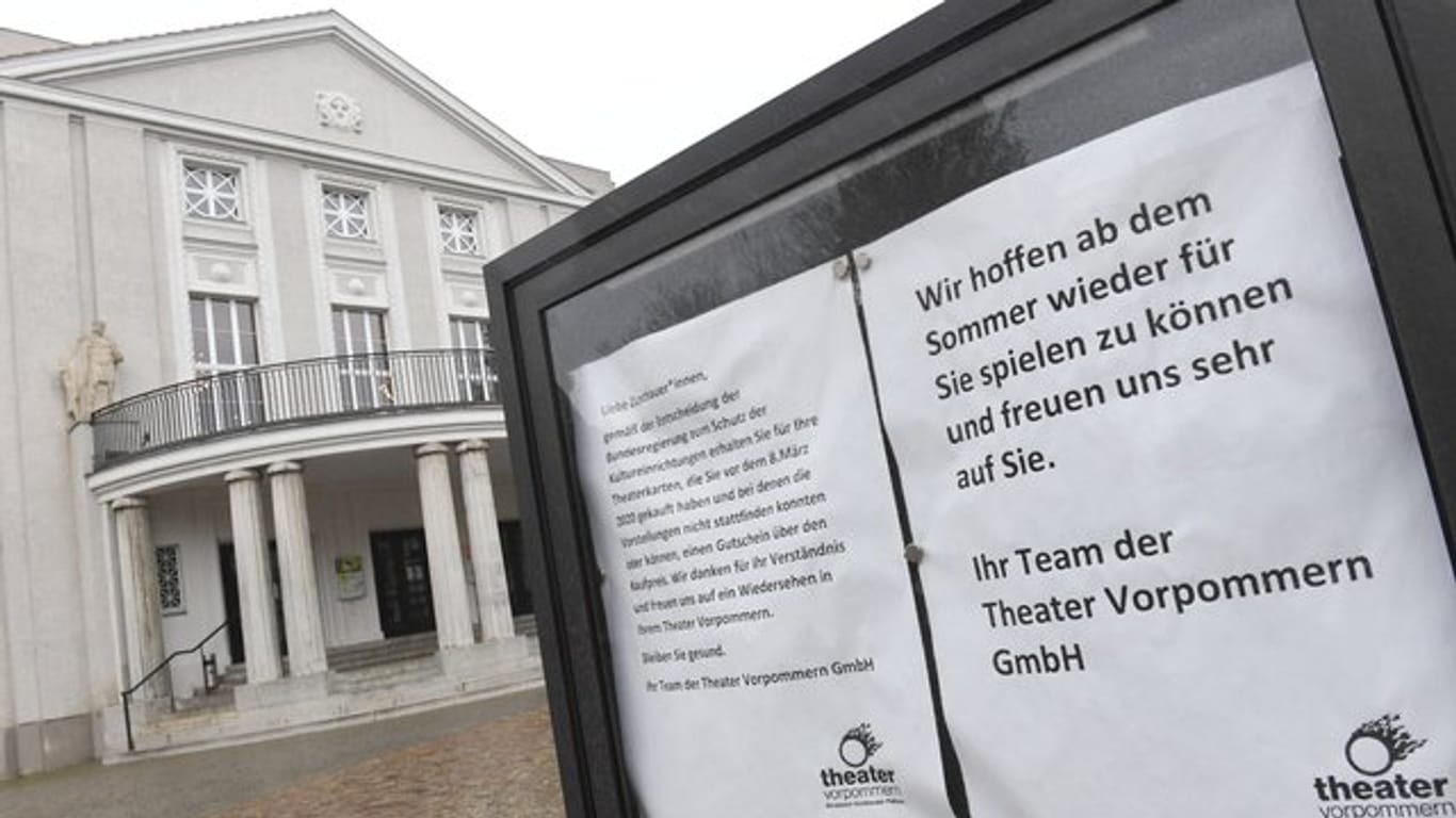 Blick auf den Besuchereingang des geschlossenen Theaters in Stralsund.