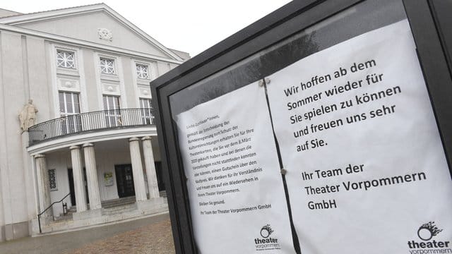 Blick auf den Besuchereingang des geschlossenen Theaters in Stralsund. Blick auf den Besuchereingang des geschlossenen Theaters in Stralsund.