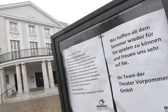 Blick auf den Besuchereingang des geschlossenen Theaters in Stralsund.