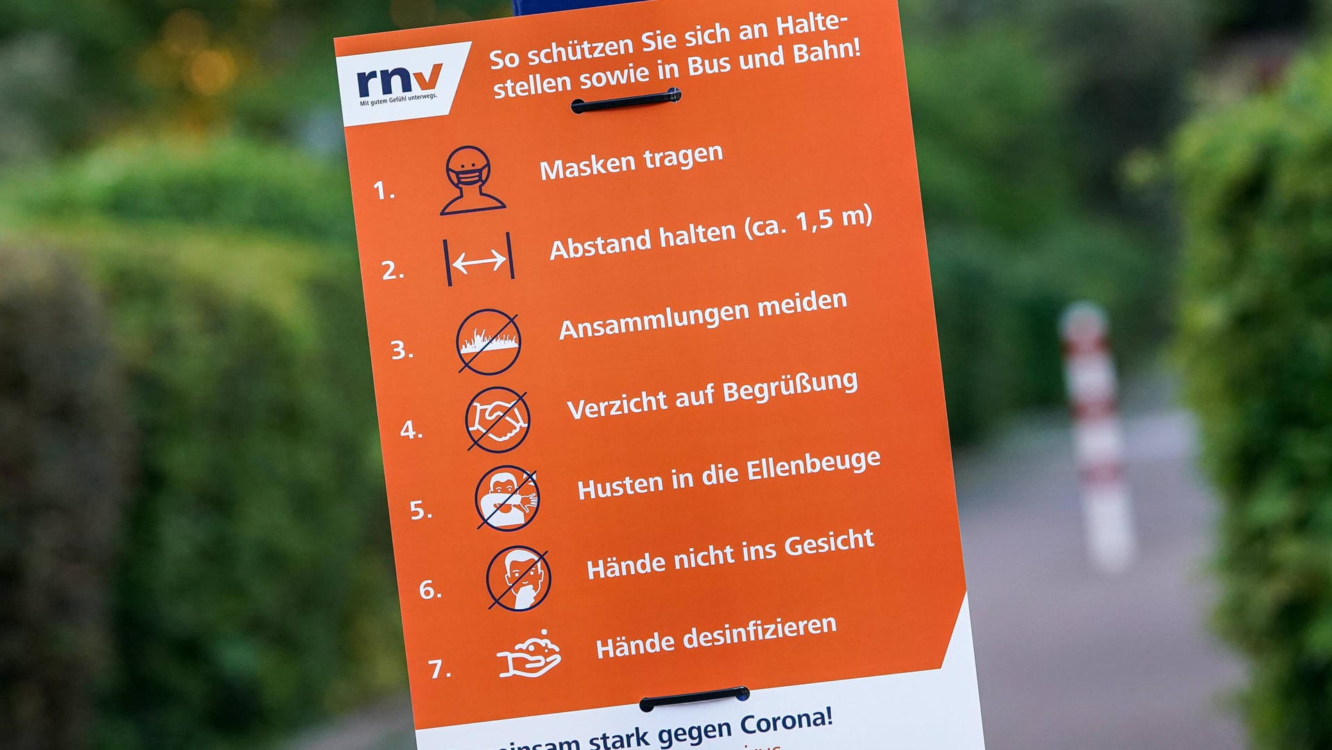 Plakat an einer Bushaltestelle mit den Coronavirus-Verhaltensregeln: Der Fahrer hatte die Männer ermahnt, weil sie keine Masken trugen. (Symbolbild)