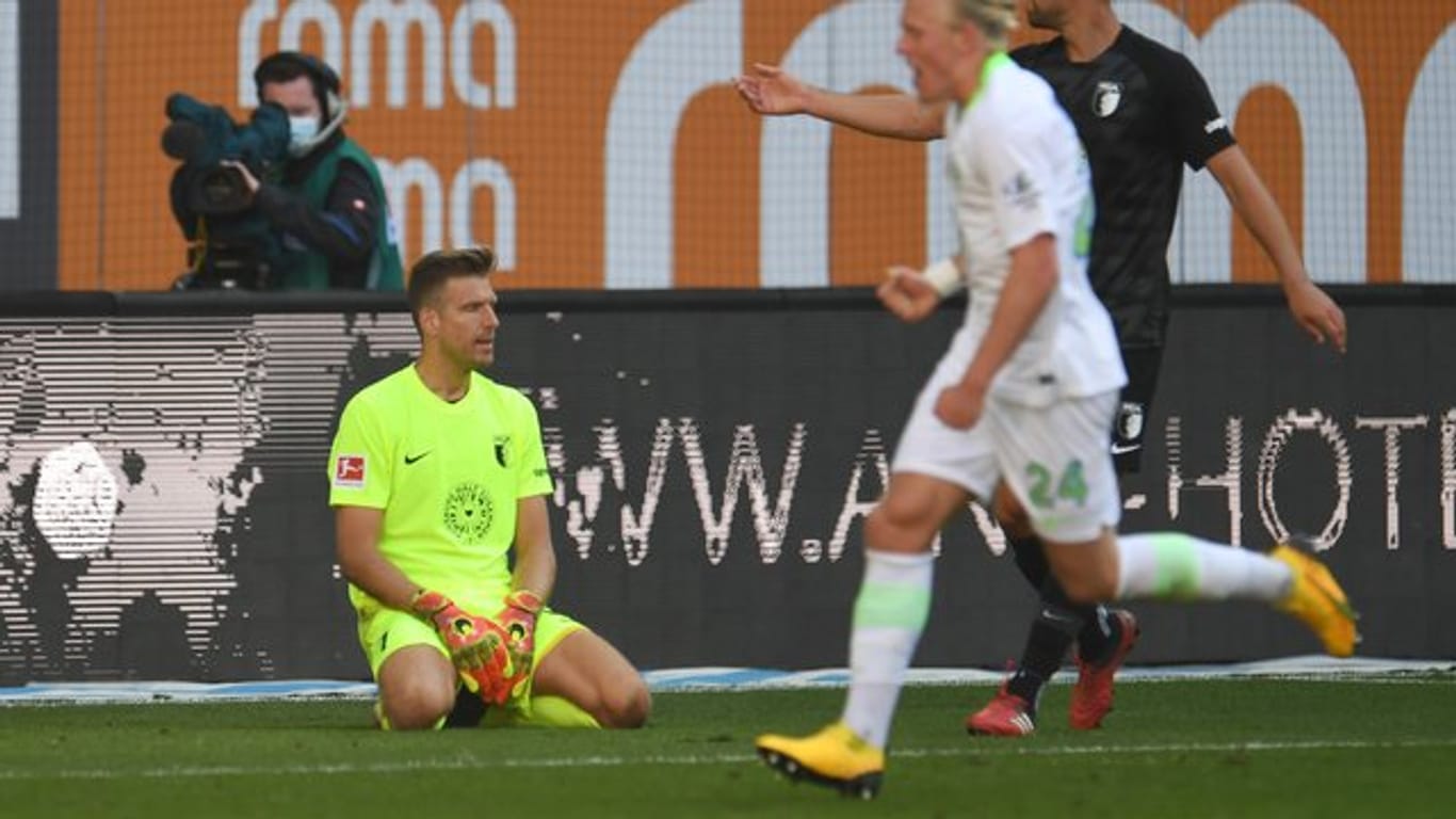 Am Boden: FCA-Keeper Andreas Luthe (l) musste mit Augsburg eine Heimpleite gegen Wolfsburg hinnehmen.