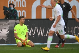 Am Boden: FCA-Keeper Andreas Luthe (l) musste mit Augsburg eine Heimpleite gegen Wolfsburg hinnehmen.