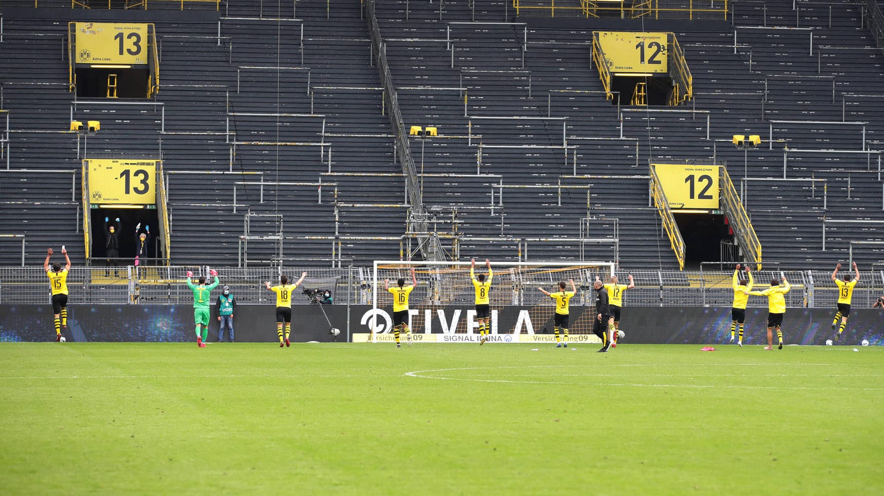 Ungewohnter Jubel: Die BVB-Stars feiern den Sieg im Revierderby vor leeren Rängen.