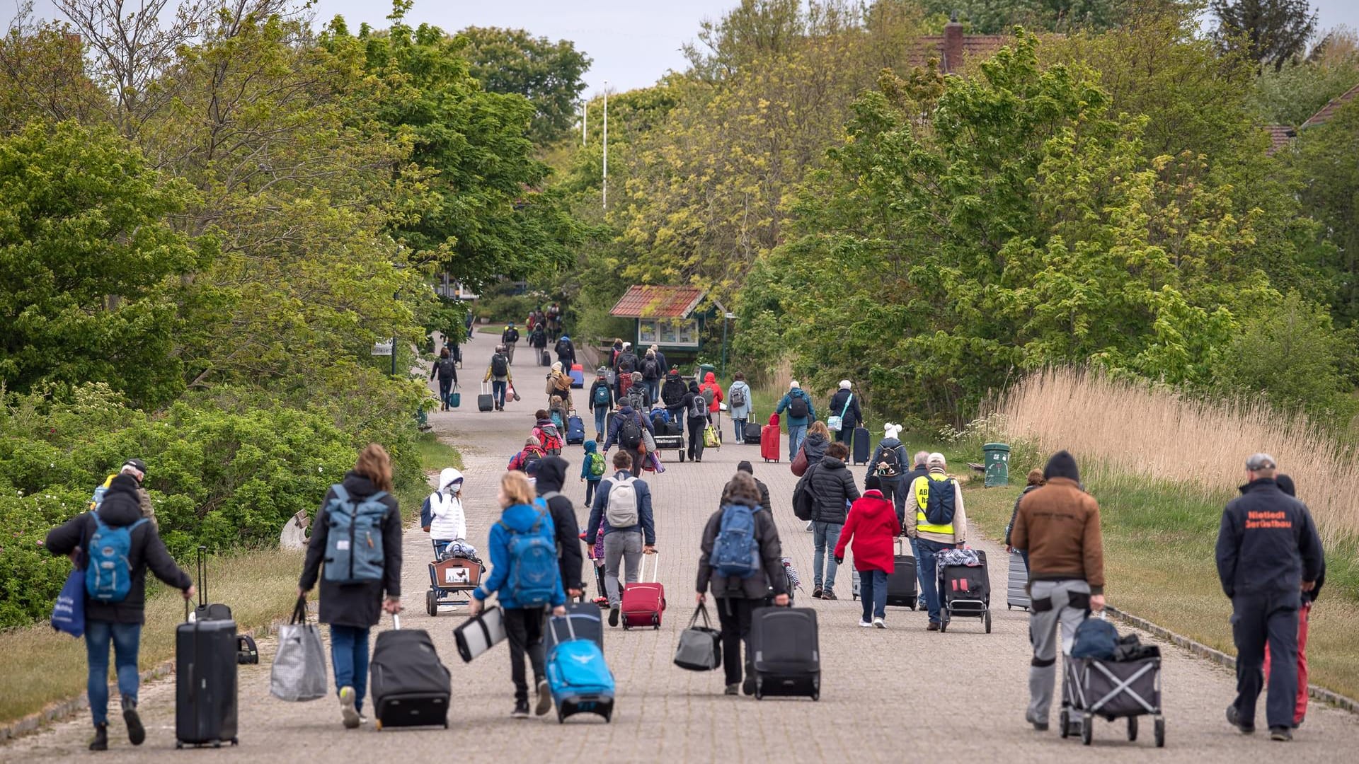 Touristen mit Koffern: Zahlreiche Menschen haben die Tourismus-Lockerungen diese Woche genutzt und sind zum Urlaub auf die Ostfriesischen Inseln gefahren.