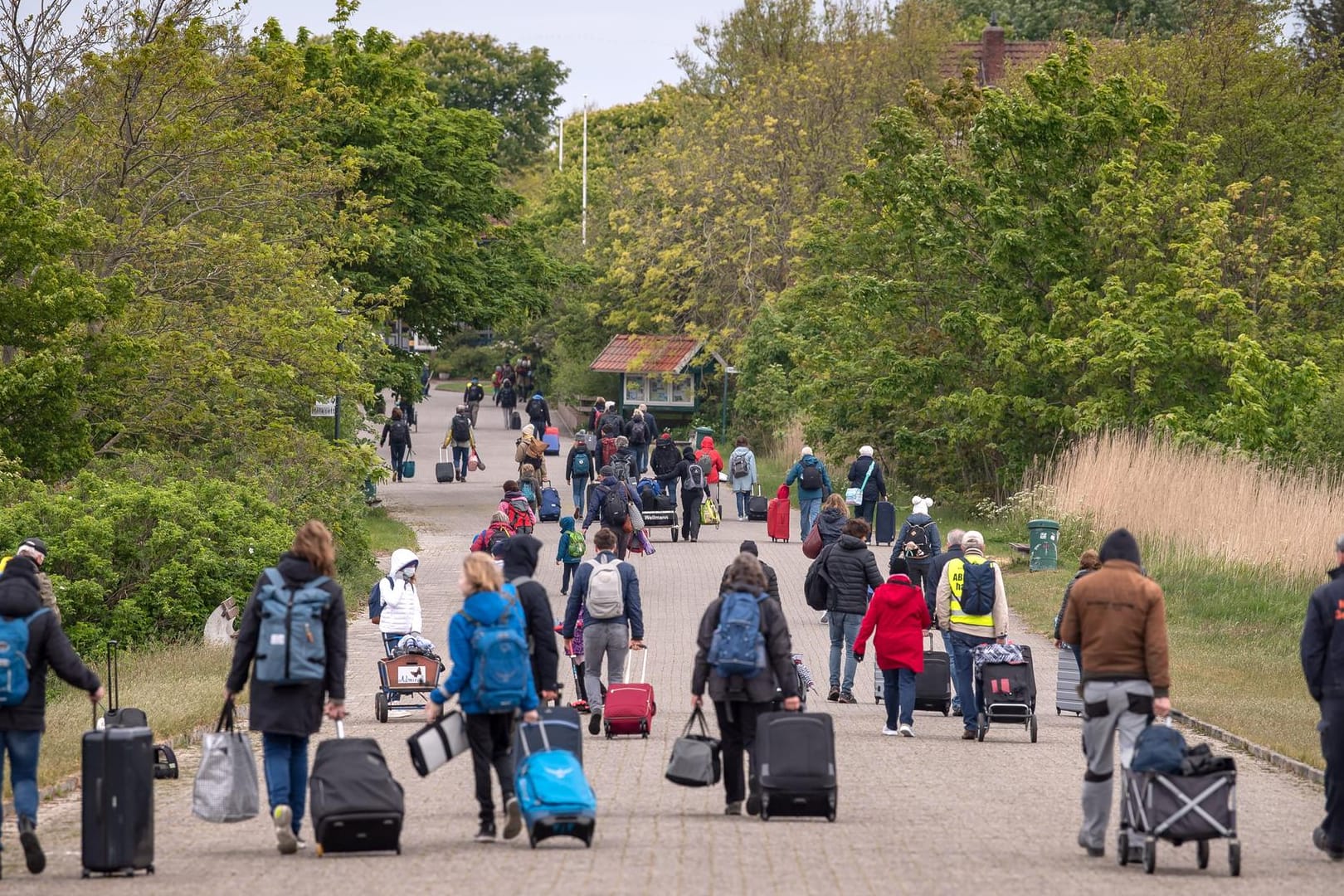 Touristen mit Koffern: Zahlreiche Menschen haben die Tourismus-Lockerungen diese Woche genutzt und sind zum Urlaub auf die Ostfriesischen Inseln gefahren.