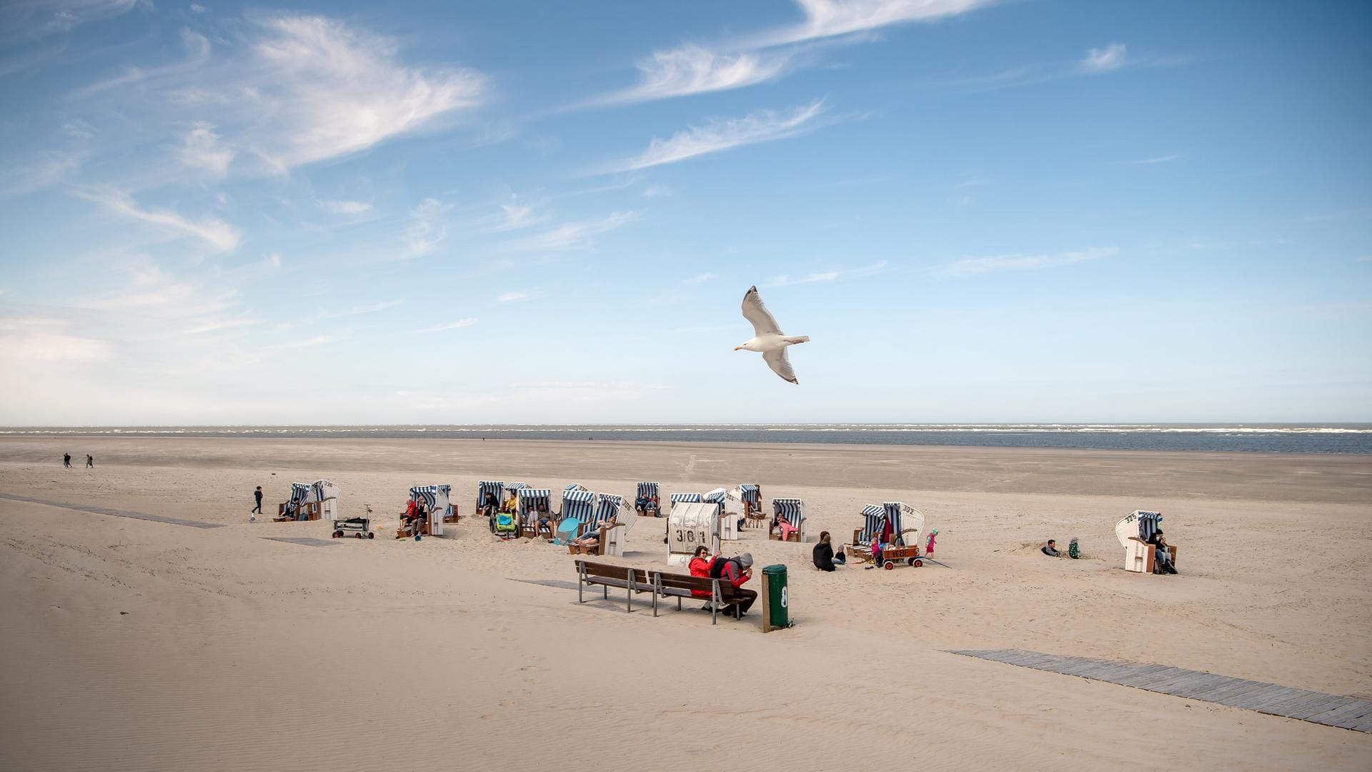 Strand auf Spiekeroog: Nur ein Teil der Strandkörbe steht schon.