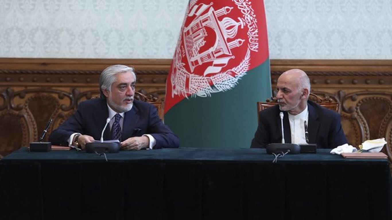 Aschraf Ghani (r) und Abdullah Abdullah (l) im Präsidentenpalast in Kabul.
