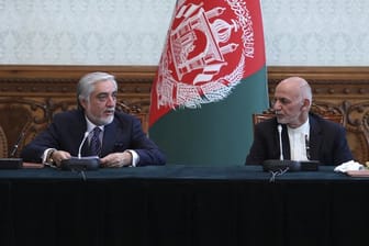 Aschraf Ghani (r) und Abdullah Abdullah (l) im Präsidentenpalast in Kabul.