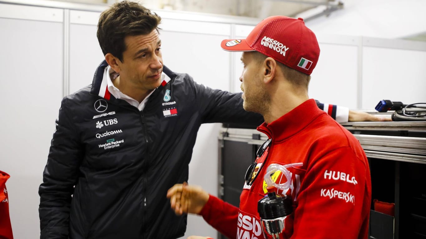 Mercedes-Teamchef Toto Wolff (li.) und Noch-Ferrari-Pilot Sebastian Vettel: Wolff schätzt den viermaligen Weltmeister sehr. (Archivbild)