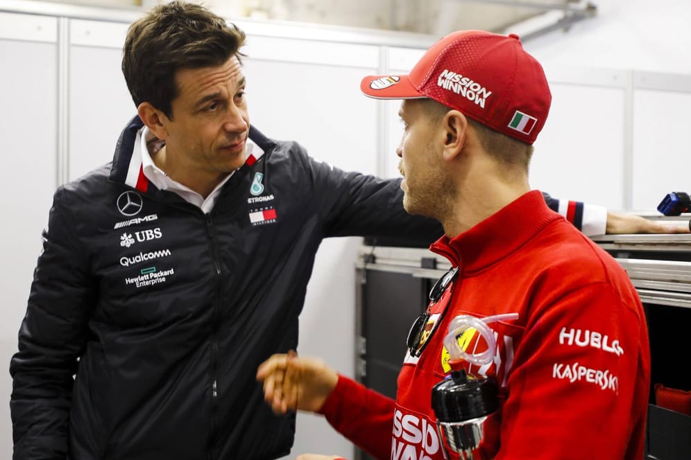 Mercedes-Teamchef Toto Wolff (li.) und Noch-Ferrari-Pilot Sebastian Vettel: Wolff schätzt den viermaligen Weltmeister sehr. (Archivbild)