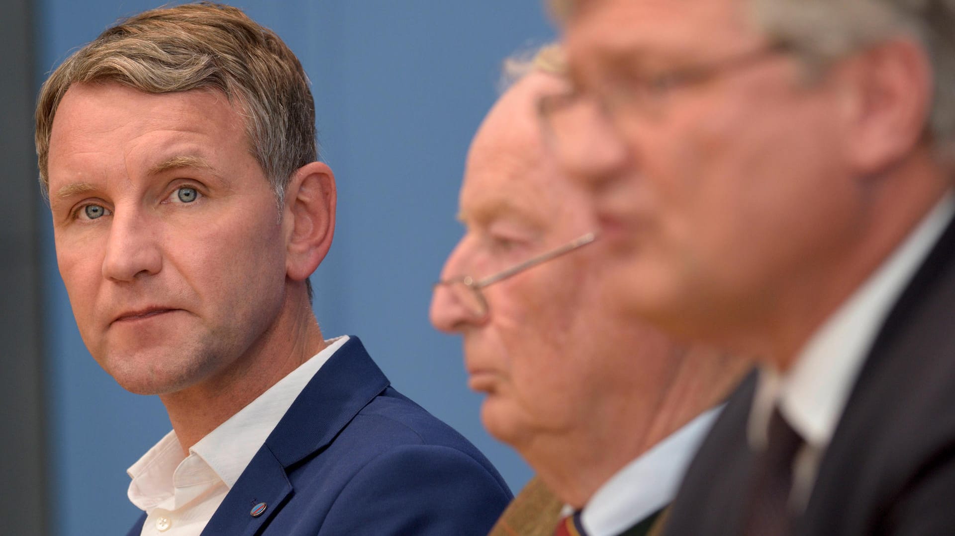 Björn Höcke neben Alexander Gauland und Jörg Meuthen: Ende April löste sich der ultrarechte "Flügel" der AfD auf – doch damit sind die Ultrarechten selbst nicht verschwunden. (Archivbild)