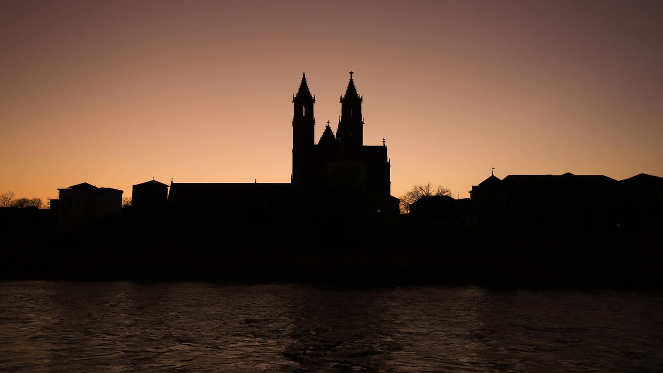 Blick auf den Magdeburger Dom am Abend: Die Täter sprachen die Opfer an, dann schlugen sie ihnen ins Gesicht. (Symbolbild)