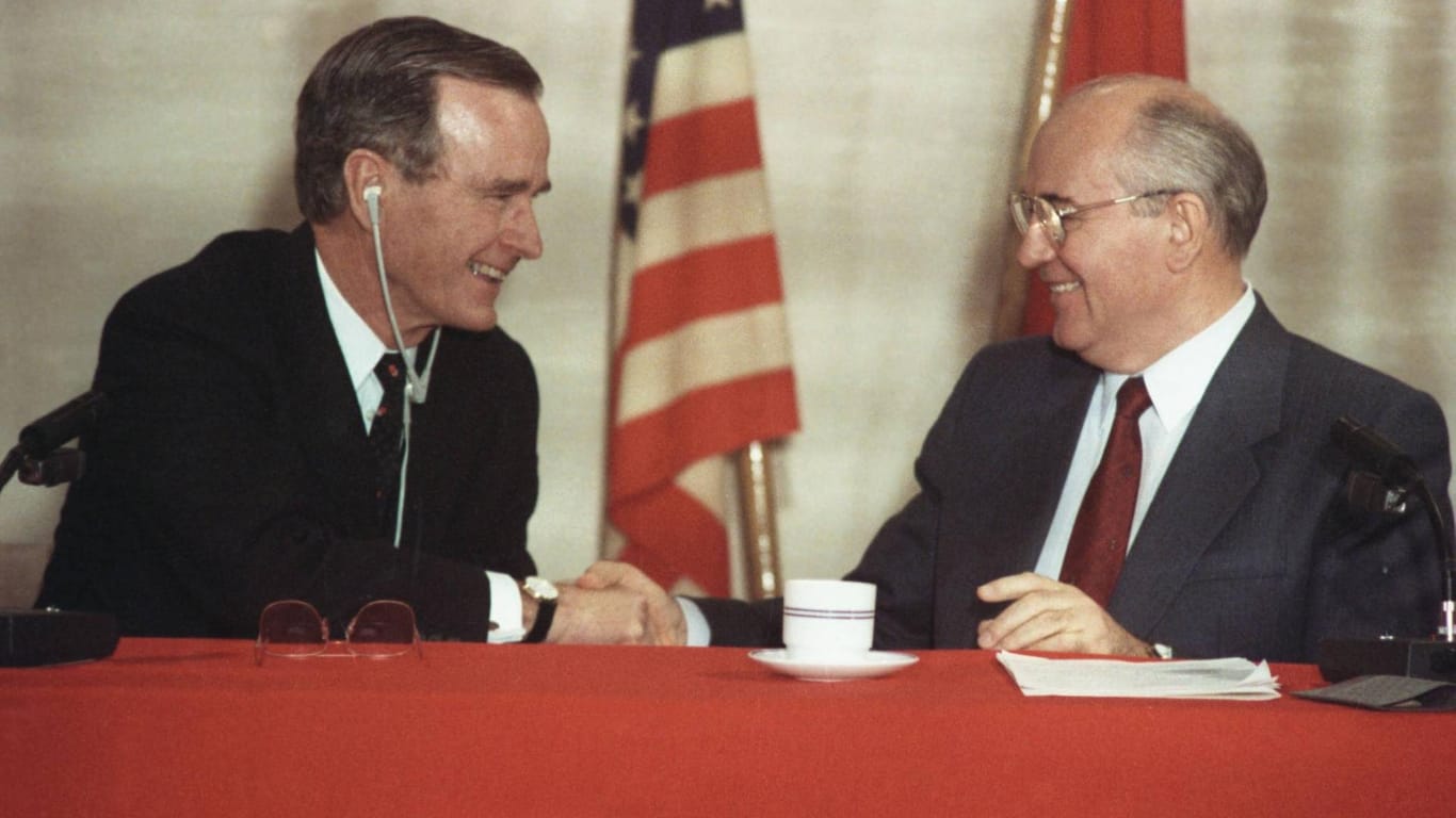US-Präsident George H. W. Bush und Michail Gorbatschow im Jahr 1989: Unter der Führung von Gorbatschow entspannte sich das Verhältnis zwischen Ost und West.