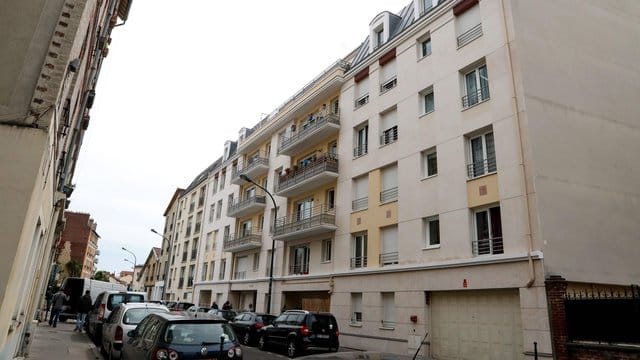 Gesamtansicht des Wohnhauses (r), in dem der als Finanzier des Völkermords bekannte ruandische Verdächtige Félicien Kabuga festgenommen wurde. Gesamtansicht des Wohnhauses (r), in dem der als Finanzier des Völkermords bekannte ruandische Verdächtige Félicien Kabuga festgenommen wurde.