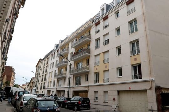 Gesamtansicht des Wohnhauses (r), in dem der als Finanzier des Völkermords bekannte ruandische Verdächtige Félicien Kabuga festgenommen wurde.