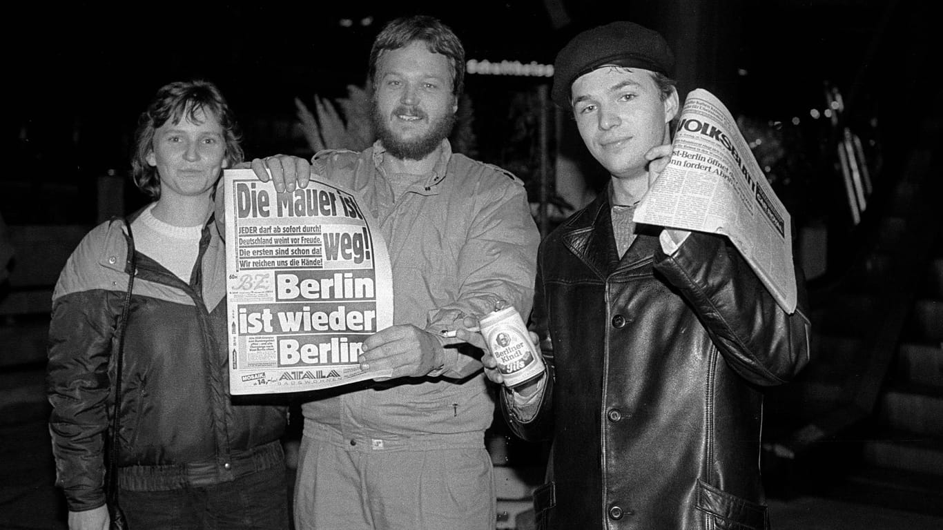 Menschen in Ost-Berlin nach dem Fall der Berliner Mauer: Nach dem späteren Auseinanderbrechen der Sowjetunion verpasste der Westen eine Chance auf eine Weltordnung.