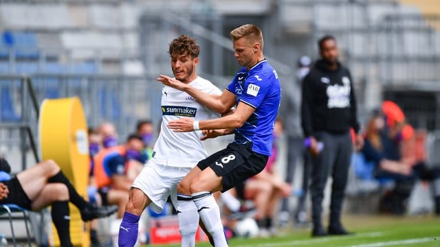 Der Bielefelder Florian Hartherz (r) im Zweikampf mit Bashkim Ajdini vom VfL Osnabrück. Der Bielefelder Florian Hartherz (r) im Zweikampf mit Bashkim Ajdini vom VfL Osnabrück.