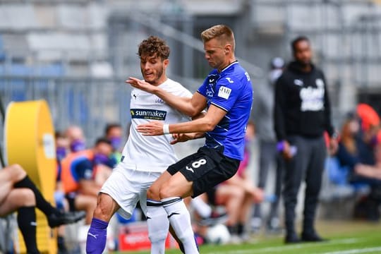 Der Bielefelder Florian Hartherz (r) im Zweikampf mit Bashkim Ajdini vom VfL Osnabrück.