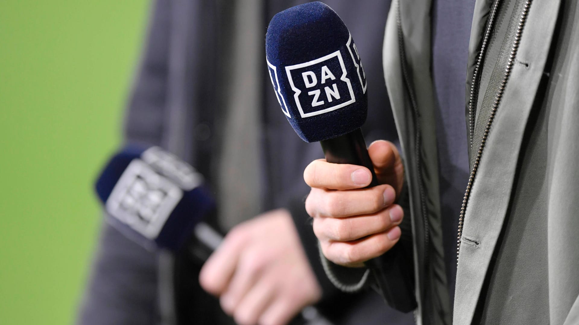 Der Streamingsender DAZN zeigt das Montagsspiel zwischen Werder Bremen und Bayer Leverkusen. Der Streamingsender DAZN zeigt das Montagsspiel zwischen Werder Bremen und Bayer Leverkusen.