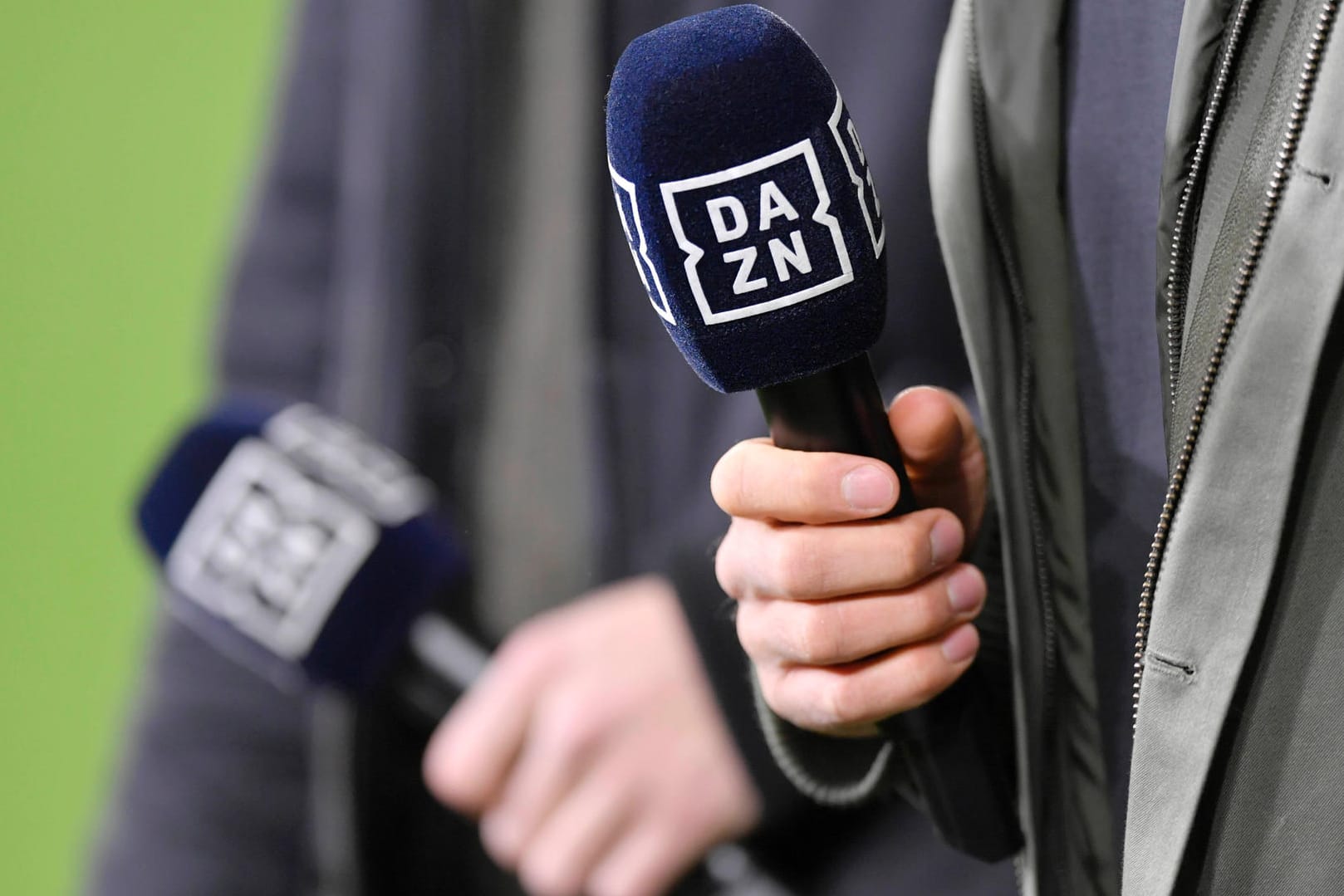 Der Streamingsender DAZN zeigt das Montagsspiel zwischen Werder Bremen und Bayer Leverkusen.
