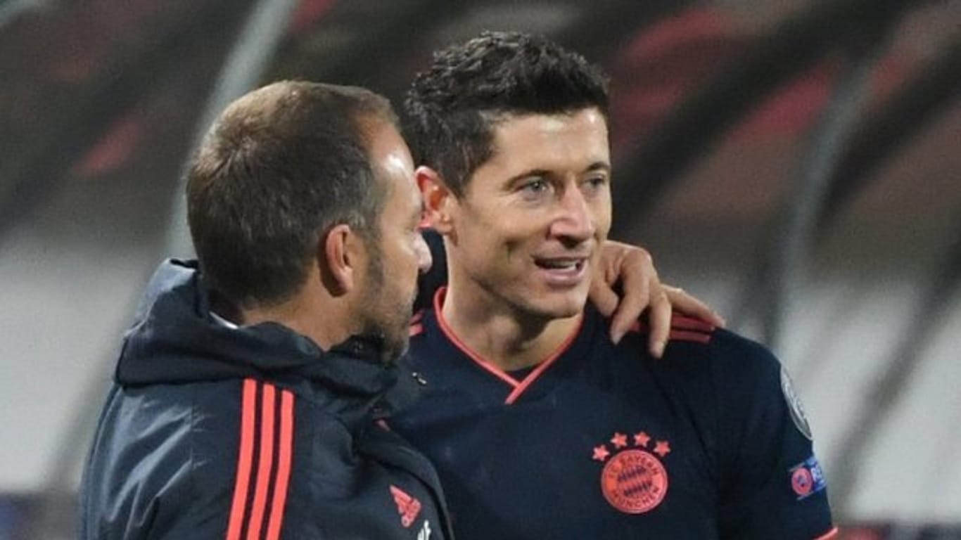 Bayern-Trainer Hansi Flick (l) setzt auf Torjäger Robert Lewandowski.