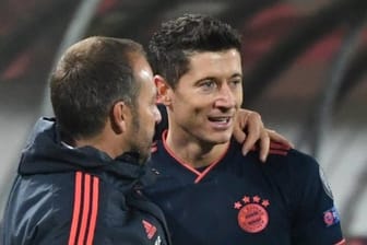 Bayern-Trainer Hansi Flick (l) setzt auf Torjäger Robert Lewandowski.